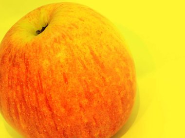 tonda parlak sarı zemin üzerine sarı ve kırmızı elma