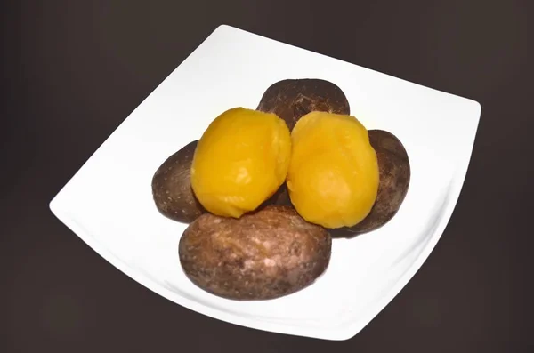 Patatas Hervidas Marrones Sin Refinar Plato Blanco Sobre Fondo Marrón — Foto de Stock