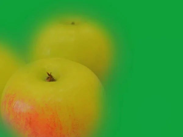 Τονισμένα Κίτρινα Και Κόκκινα Μήλο Πράσινο Φόντο — Φωτογραφία Αρχείου