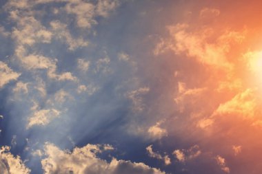 Doğa arka plan. Tüylü yumuşak bulutlar gökyüzünde tonda