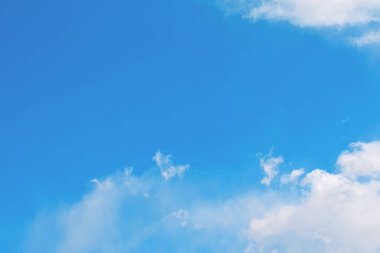 Doğa arka plan. Tüylü yumuşak bulutlar gökyüzünde tonda