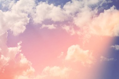 Doğa arka plan. Tüylü yumuşak bulutlar gökyüzünde tonda