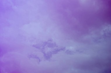 Doğa arka plan. Tüylü yumuşak bulutlar gökyüzünde tonda