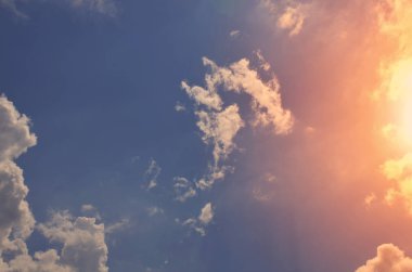 Doğa arka plan. Tüylü yumuşak bulutlar gökyüzünde tonda