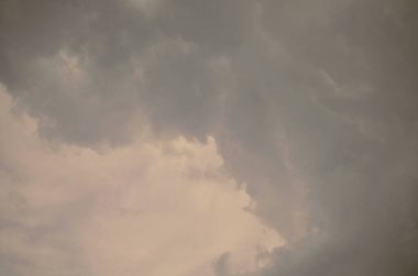 Doğa arka plan. Tüylü yumuşak bulutlar gökyüzünde tonda