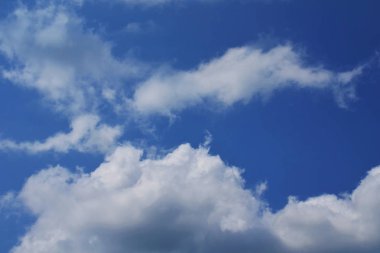 Doğa arka plan. Tüylü yumuşak bulutlar gökyüzünde tonda