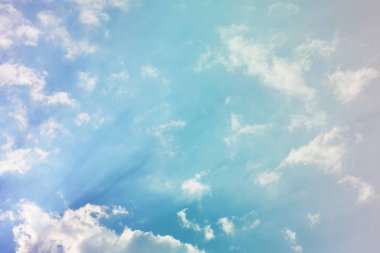 Doğa arka plan. Tüylü yumuşak bulutlar gökyüzünde tonda