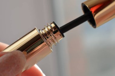 Kadın el parmak professionall aracı siyah lash rimel fırçası closeup tutar