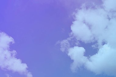 Doğa arka plan. Tüylü yumuşak bulutlar gökyüzünde tonda