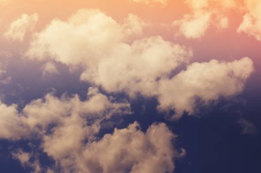 Doğa arka plan. Tüylü yumuşak bulutlar gökyüzünde tonda