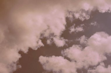 Doğa arka plan. Tüylü yumuşak bulutlar gökyüzünde tonda