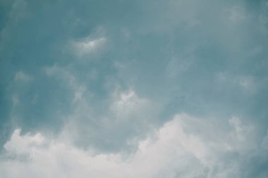 Doğa arka plan. Tüylü yumuşak bulutlar gökyüzünde tonda