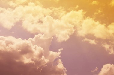 Doğa arka plan. Tüylü yumuşak bulutlar gökyüzünde tonda