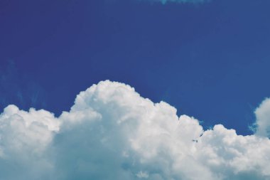 Doğa arka plan. Tüylü yumuşak bulutlar gökyüzünde tonda