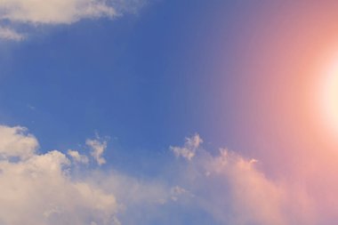 Doğa arka plan. Tüylü yumuşak bulutlar gökyüzünde tonda