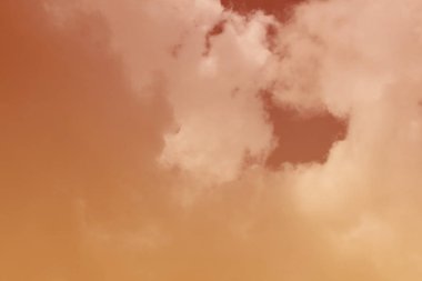 Doğa arka plan. Tüylü yumuşak bulutlar gökyüzünde tonda