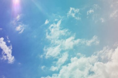 Doğa arka plan. Tüylü yumuşak bulutlar gökyüzünde tonda