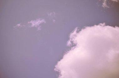 Doğa arka plan. Tüylü yumuşak bulutlar gökyüzünde tonda
