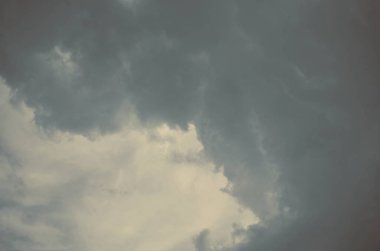 Doğa arka plan. Tüylü yumuşak bulutlar gökyüzünde tonda