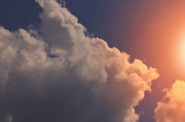 Doğa arka plan. Tüylü yumuşak bulutlar gökyüzünde tonda