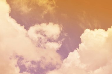 Doğa arka plan. Tüylü yumuşak bulutlar gökyüzünde tonda