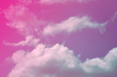 Doğa arka plan. Tüylü yumuşak bulutlar gökyüzünde tonda