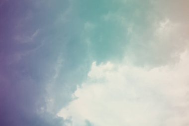 Doğa arka plan. Tüylü yumuşak bulutlar gökyüzünde tonda