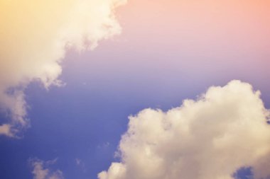 Doğa arka plan. Tüylü yumuşak bulutlar gökyüzünde tonda