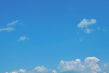 Doğa arka plan. Tüylü yumuşak bulutlar gökyüzünde tonda