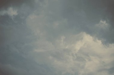 Doğa arka plan. Tüylü yumuşak bulutlar gökyüzünde tonda