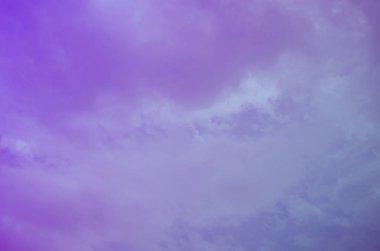 Doğa arka plan. Tüylü yumuşak bulutlar gökyüzünde tonda