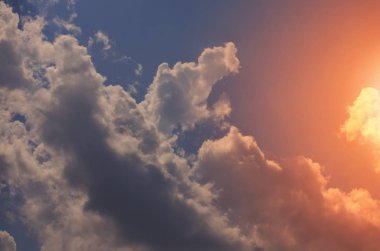 Doğa arka plan. Tüylü yumuşak bulutlar gökyüzünde tonda