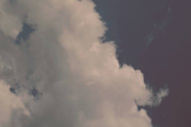 Doğa arka plan. Tüylü yumuşak bulutlar gökyüzünde tonda