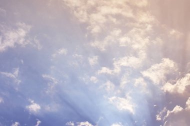 Doğa arka plan. Tüylü yumuşak bulutlar gökyüzünde tonda