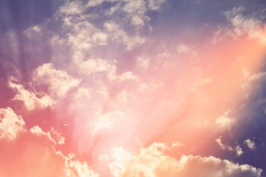 Doğa arka plan. Tüylü yumuşak bulutlar gökyüzünde tonda