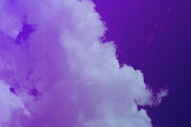 Doğa arka plan. Tüylü yumuşak bulutlar gökyüzünde tonda