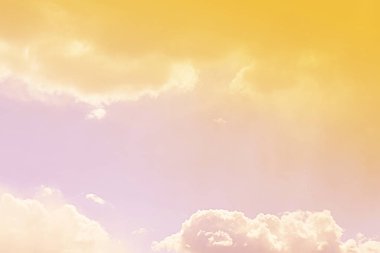 Doğa arka plan. Tüylü yumuşak bulutlar gökyüzünde tonda