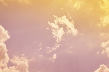 Doğa arka plan. Tüylü yumuşak bulutlar gökyüzünde tonda