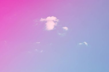 Doğa arka plan. Tüylü yumuşak bulutlar gökyüzünde tonda