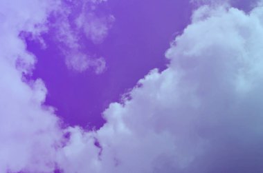 Doğa arka plan. Tüylü yumuşak bulutlar gökyüzünde tonda