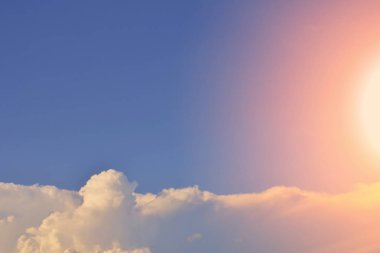 Doğa arka plan. Tüylü yumuşak bulutlar gökyüzünde tonda