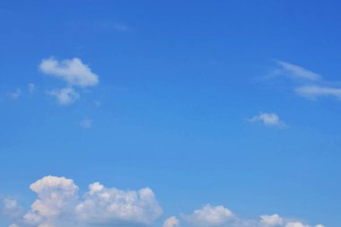 Doğa arka plan. Tüylü yumuşak bulutlar gökyüzünde tonda