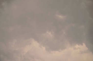 Doğa arka plan. Tüylü yumuşak bulutlar gökyüzünde tonda