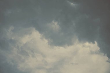 Doğa arka plan. Tüylü yumuşak bulutlar gökyüzünde tonda