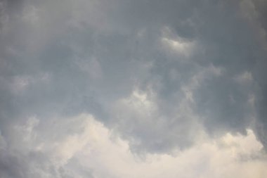 Doğa arka plan. Tüylü yumuşak bulutlar gökyüzünde tonda