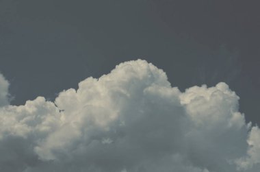 Doğa arka plan. Tüylü yumuşak bulutlar gökyüzünde tonda