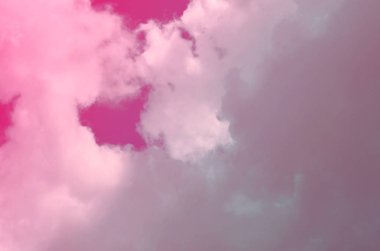 Doğa arka plan. Tüylü yumuşak bulutlar gökyüzünde tonda