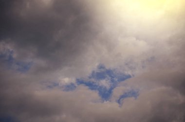 Doğa arka plan. Tüylü yumuşak bulutlar gökyüzünde tonda