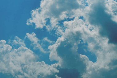 Doğa arka plan. Tüylü yumuşak bulutlar gökyüzünde tonda