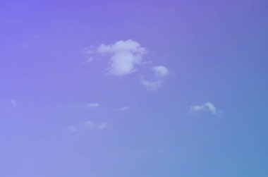 Doğa arka plan. Tüylü yumuşak bulutlar gökyüzünde tonda